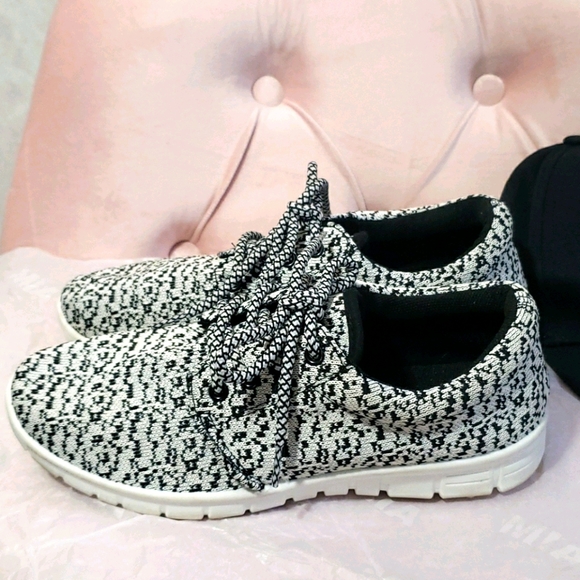 Mia Turin Women's Size 6.5 Sneakers - Picture 3 of 8